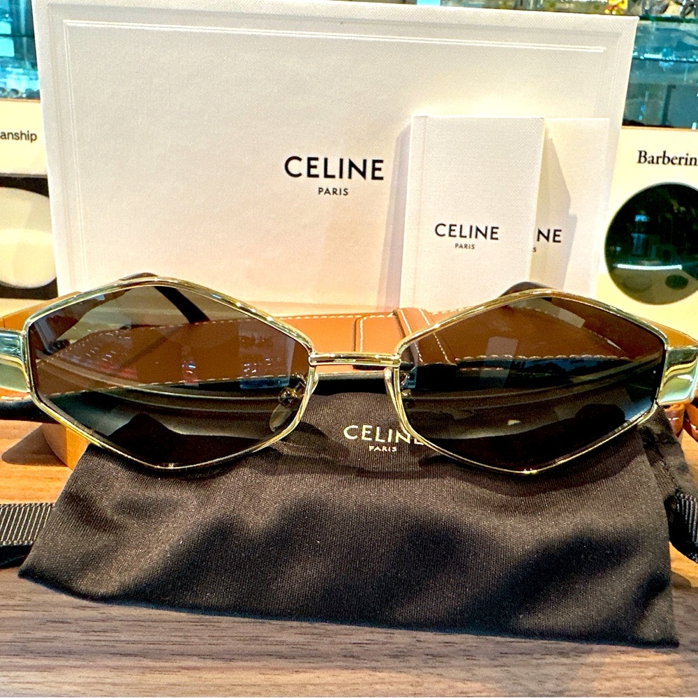 Brand new Celine METAL TRIOMPHE CL40254U
Gold with Green lens